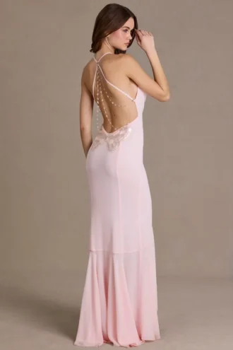 Abito con collo a cappuccio e schiena scoperta in chiffon Emmeline in rosa baby