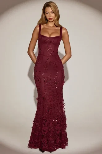 Abito corsetto Vasanta con scollo morbido e applicazioni decorative in rosso vino Abito corsetto Vasanta con scollo morbido e applicazioni decorative in rosso vino