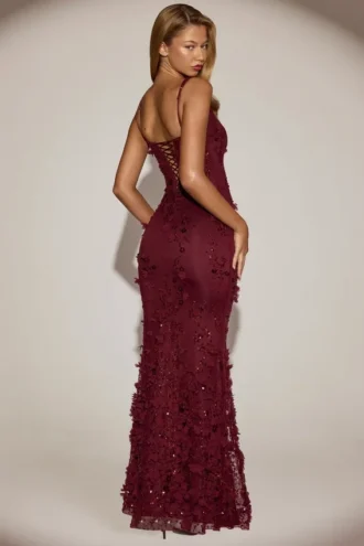 Abito corsetto Vasanta con scollo morbido e applicazioni decorative in rosso vino Abito corsetto Vasanta con scollo morbido e applicazioni decorative in rosso vino