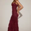 Abito corsetto Vasanta con scollo morbido e applicazioni decorative in rosso vino Abito corsetto Vasanta con scollo morbido e applicazioni decorative in rosso vino