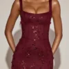 Abito corsetto Vasanta con scollo morbido e applicazioni decorative in rosso vino Abito corsetto Vasanta con scollo morbido e applicazioni decorative in rosso vino