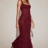 Abito corsetto Vasanta con scollo morbido e applicazioni decorative in rosso vino Abito corsetto Vasanta con scollo morbido e applicazioni decorative in rosso vino