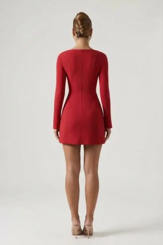 Abito corto A-line a maniche lunghe con scollo a cuore Corinne in rosso Abito corto A-line a maniche lunghe con scollo a cuore Corinne in rosso