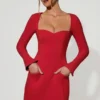 Abito corto A-line a maniche lunghe con scollo a cuore Corinne in rosso Abito corto A-line a maniche lunghe con scollo a cuore Corinne in rosso