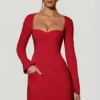 Abito corto A-line a maniche lunghe con scollo a cuore Corinne in rosso Abito corto A-line a maniche lunghe con scollo a cuore Corinne in rosso