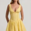 Abito corto A-line Sabina con ricamo inglese e fiocco in giallo pastello Abito corto A-line Sabina con ricamo inglese e fiocco in giallo pastello