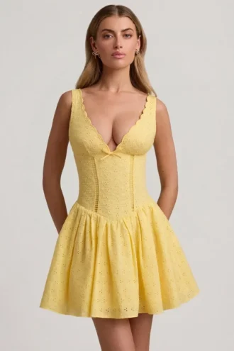 Abito corto A-line Sabina con ricamo inglese e fiocco in giallo pastello Abito corto A-line Sabina con ricamo inglese e fiocco in giallo pastello