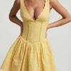 Abito corto A-line Sabina con ricamo inglese e fiocco in giallo pastello Abito corto A-line Sabina con ricamo inglese e fiocco in giallo pastello
