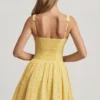 Abito corto A-line Sabina con ricamo inglese e fiocco in giallo pastello Abito corto A-line Sabina con ricamo inglese e fiocco in giallo pastello