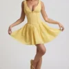 Abito corto A-line Sabina con ricamo inglese e fiocco in giallo pastello Abito corto A-line Sabina con ricamo inglese e fiocco in giallo pastello