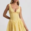 Abito corto A-line Sabina con ricamo inglese e fiocco in giallo pastello Abito corto A-line Sabina con ricamo inglese e fiocco in giallo pastello