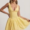 Abito corto A-line Sabina con ricamo inglese e fiocco in giallo pastello Abito corto A-line Sabina con ricamo inglese e fiocco in giallo pastello