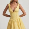 Abito corto A-line Sabina con ricamo inglese e fiocco in giallo pastello Abito corto A-line Sabina con ricamo inglese e fiocco in giallo pastello