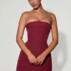 Abito corto A-line strutturato senza spalline con scollo a risvolto Taia in rosso vino Abito corto A-line strutturato senza spalline con scollo a risvolto Taia in rosso vino