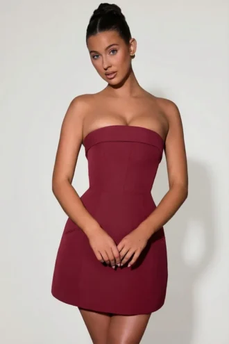 Abito corto A-line strutturato senza spalline con scollo a risvolto Taia in rosso vino Abito corto A-line strutturato senza spalline con scollo a risvolto Taia in rosso vino