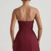 Abito corto A-line strutturato senza spalline con scollo a risvolto Taia in rosso vino Abito corto A-line strutturato senza spalline con scollo a risvolto Taia in rosso vino