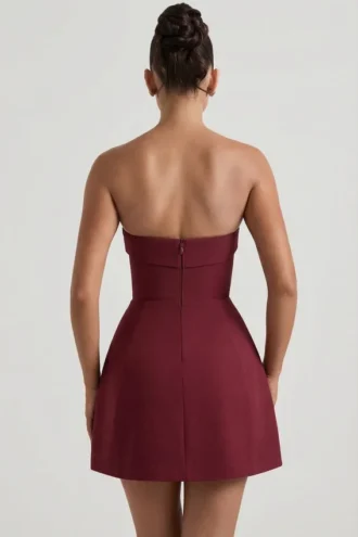 Abito corto A-line strutturato senza spalline con scollo a risvolto Taia in rosso vino Abito corto A-line strutturato senza spalline con scollo a risvolto Taia in rosso vino