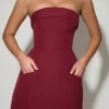 Abito corto A-line strutturato senza spalline con scollo a risvolto Taia in rosso vino Abito corto A-line strutturato senza spalline con scollo a risvolto Taia in rosso vino