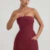 Abito corto A-line strutturato senza spalline con scollo a risvolto Taia in rosso vino Abito corto A-line strutturato senza spalline con scollo a risvolto Taia in rosso vino