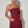 Abito corto A-line strutturato senza spalline con scollo a risvolto Taia in rosso vino Abito corto A-line strutturato senza spalline con scollo a risvolto Taia in rosso vino