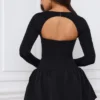 Abito corto a maniche lunghe con orlo a palloncino Viola in nero
