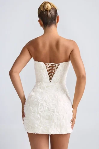 Abito corto a trapezio con fascia e applicazioni floreali Azaelea in bianco Abito corto a trapezio con fascia e applicazioni floreali Azaelea in bianco