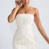 Abito corto a trapezio con fascia e applicazioni floreali Azaelea in bianco Abito corto a trapezio con fascia e applicazioni floreali Azaelea in bianco