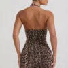 Abito corto aderente con scollo all’americana e ruches Alena in leopardato Abito corto aderente con scollo all’americana e ruches Alena in leopardato