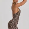 Abito corto aderente con scollo all’americana e ruches Alena in leopardato Abito corto aderente con scollo all’americana e ruches Alena in leopardato