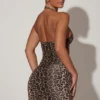 Abito corto aderente con scollo all’americana e ruches Alena in leopardato Abito corto aderente con scollo all’americana e ruches Alena in leopardato
