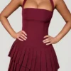 Abito corto asimmetrico a strati con scollo all’americana Rosaria in rosso vino Abito corto asimmetrico a strati con scollo all’americana Rosaria in rosso vino