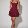 Abito corto asimmetrico a strati con scollo all’americana Rosaria in rosso vino Abito corto asimmetrico a strati con scollo all’americana Rosaria in rosso vino