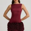 Abito corto con applicazioni floreali in raso e schiena scoperta Florrie in rosso vino Abito corto con applicazioni floreali in raso e schiena scoperta Florrie in rosso vino