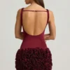Abito corto con applicazioni floreali in raso e schiena scoperta Florrie in rosso vino Abito corto con applicazioni floreali in raso e schiena scoperta Florrie in rosso vino