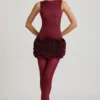 Abito corto con applicazioni floreali in raso e schiena scoperta Florrie in rosso vino Abito corto con applicazioni floreali in raso e schiena scoperta Florrie in rosso vino