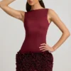 Abito corto con applicazioni floreali in raso e schiena scoperta Florrie in rosso vino Abito corto con applicazioni floreali in raso e schiena scoperta Florrie in rosso vino