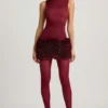 Abito corto con applicazioni floreali in raso e schiena scoperta Florrie in rosso vino Abito corto con applicazioni floreali in raso e schiena scoperta Florrie in rosso vino