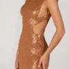 Abito corto con collo alto decorato Romilly in bronzo Abito corto con collo alto decorato Romilly in bronzo