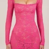 Abito corto con maniche lunghe in pizzo smerlato trasparente Darla in rosa shocking Abito corto con maniche lunghe in pizzo smerlato trasparente Darla in rosa shocking