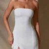 Abito corto con scollo a fascia Brielle in bianco Abito corto con scollo a fascia Brielle in bianco