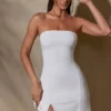 Abito corto con scollo a fascia Brielle in bianco Abito corto con scollo a fascia Brielle in bianco