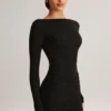 Abito corto drappeggiato con scollo a barchetta e maniche lunghe in modal Eska, colore nero Abito corto drappeggiato con scollo a barchetta e maniche lunghe in modal Eska, colore nero