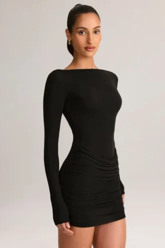 Abito corto drappeggiato con scollo a barchetta e maniche lunghe in modal Eska, colore nero Abito corto drappeggiato con scollo a barchetta e maniche lunghe in modal Eska, colore nero
