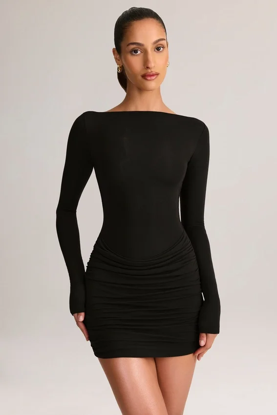 Abito corto drappeggiato con scollo a barchetta e maniche lunghe in modal Eska, colore nero Abito corto drappeggiato con scollo a barchetta e maniche lunghe in modal Eska, colore nero