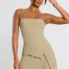 Abito corto plissettato con scollo incrociato in twill intrecciato Bruna, colore taupe Abito corto plissettato con scollo incrociato in twill intrecciato Bruna, colore taupe