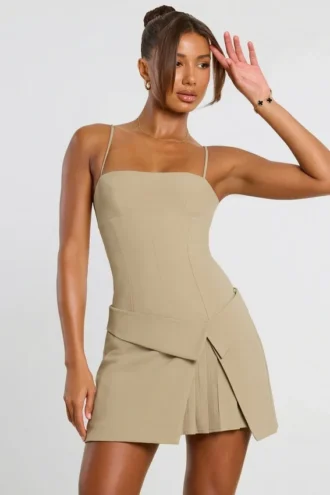 Abito corto plissettato con scollo incrociato in twill intrecciato Bruna, colore taupe Abito corto plissettato con scollo incrociato in twill intrecciato Bruna, colore taupe