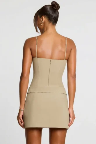 Abito corto plissettato con scollo incrociato in twill intrecciato Bruna, colore taupe Abito corto plissettato con scollo incrociato in twill intrecciato Bruna, colore taupe