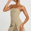 Abito corto plissettato con scollo incrociato in twill intrecciato Bruna, colore taupe Abito corto plissettato con scollo incrociato in twill intrecciato Bruna, colore taupe