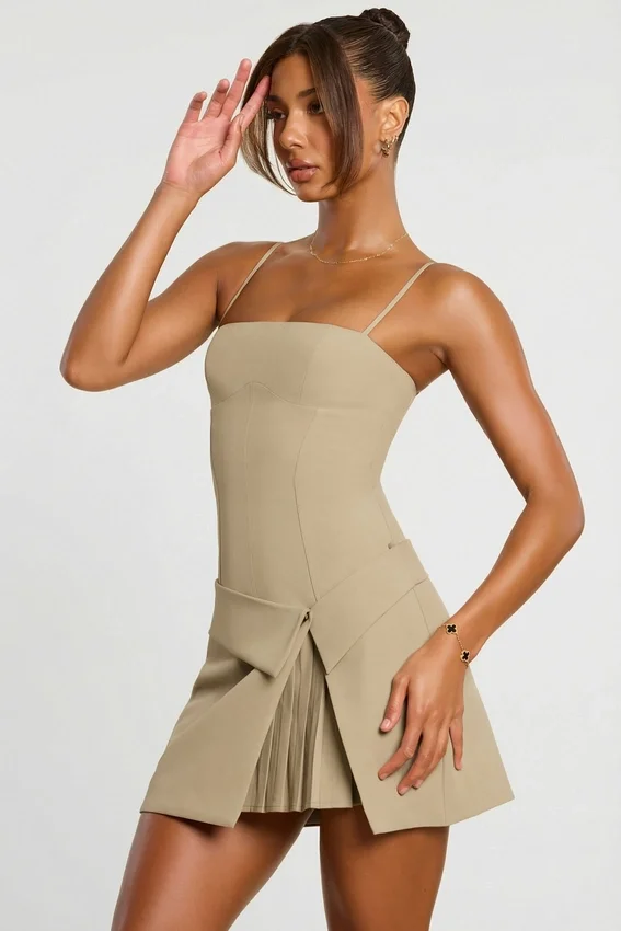 Abito corto plissettato con scollo incrociato in twill intrecciato Bruna, colore taupe Abito corto plissettato con scollo incrociato in twill intrecciato Bruna, colore taupe