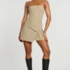 Abito corto plissettato con scollo incrociato in twill intrecciato Bruna, colore taupe Abito corto plissettato con scollo incrociato in twill intrecciato Bruna, colore taupe